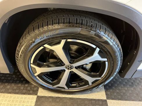Certified 2025 Volkswagen Tiguan SE w/ Panoramic Sunroof Package FWD image 10