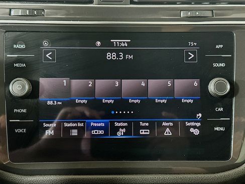 Used 2022 Volkswagen Tiguan SE w/ Panoramic Sunroof Package image 19