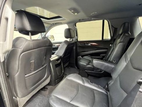 Used 2018 Cadillac Escalade Luxury image 16