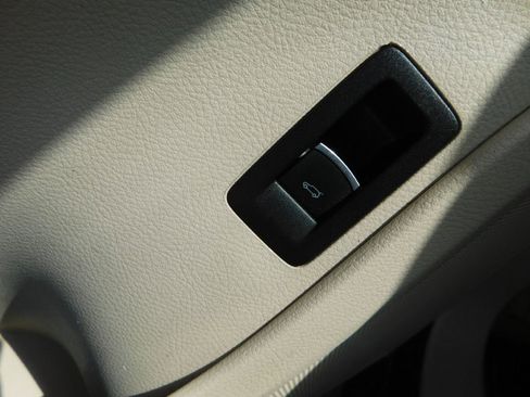 Used 2013 Volkswagen Touareg Sport image 33