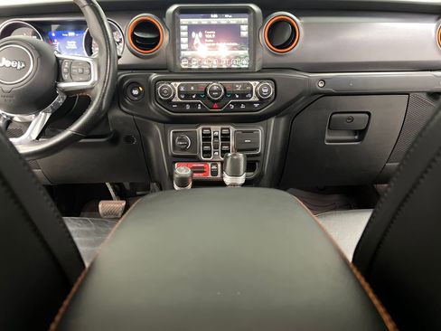 Used 2021 Jeep Gladiator Mojave w/ Dual Top Group AWD/4WD image 29