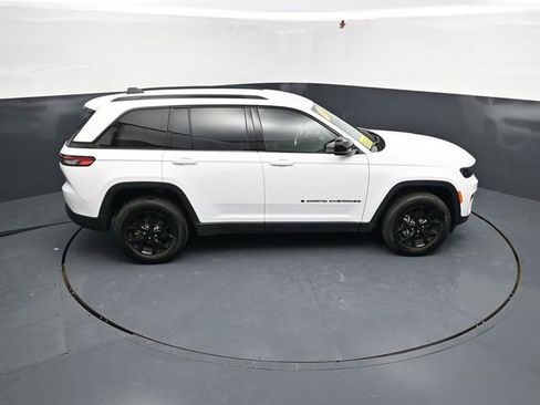 Used 2025 Jeep Grand Cherokee Altitude AWD/4WD image 46