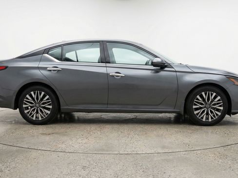 Used 2025 Nissan Altima 2.5 SV FWD image 11