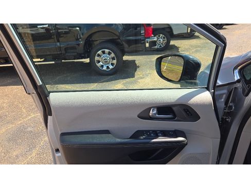 Used 2024 Chrysler Pacifica Touring-L FWD image 40