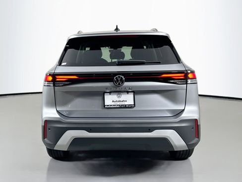 Certified 2025 Volkswagen Tiguan SE image 5