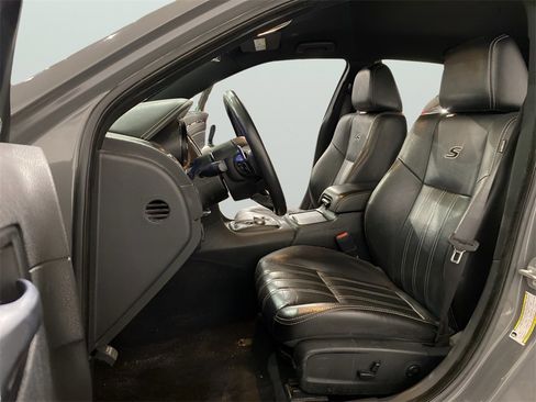 Used 2019 Chrysler 300 S image 9