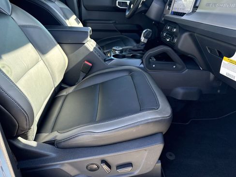 New 2025 Ford Bronco Outer Banks w/ Sasquatch Package AWD/4WD image 14