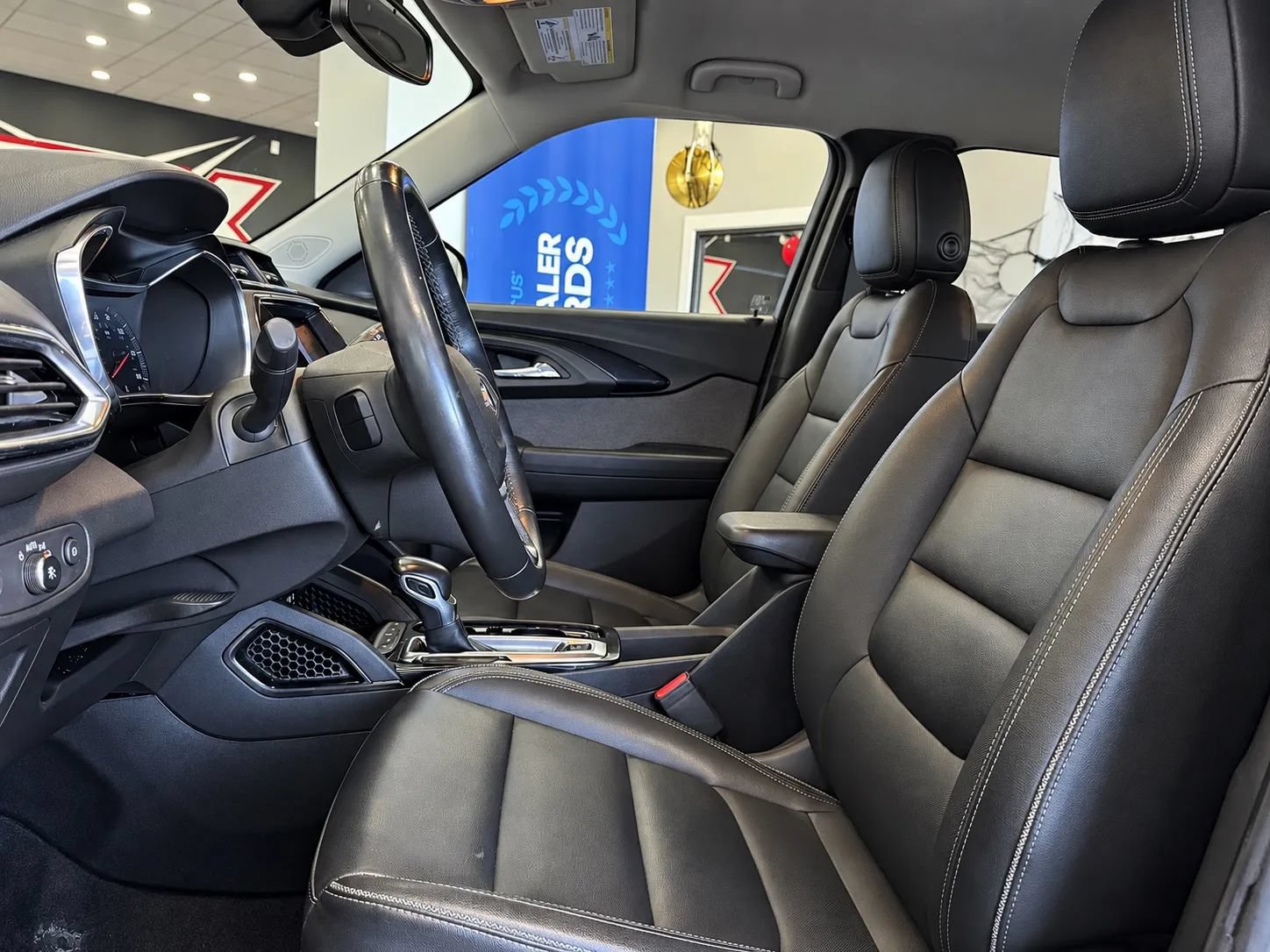 Used 2021 Chevrolet TrailBlazer LT w/ Premium Seating Package AWD/4WD image 39