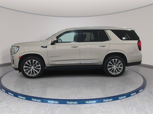 Used 2021 GMC Yukon Denali w/ Denali Premium Package image 9