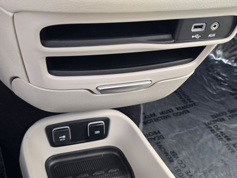 Used 2020 Chrysler Pacifica Limited w/ Advanced Safetytec Group FWD image 21