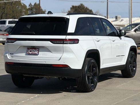 Used 2024 Jeep Grand Cherokee Altitude image 3