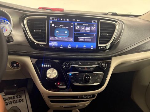 Used 2022 Chrysler Pacifica Touring-L FWD image 21
