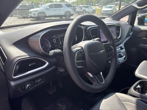 Used 2025 Chrysler Pacifica Select FWD image 7