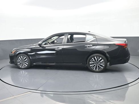 Used 2024 Nissan Altima 2.5 SV image 3