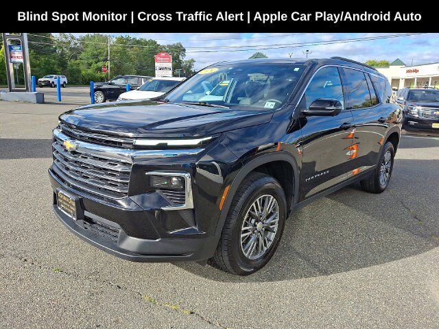 Used 2024 Chevrolet Traverse LT AWD/4WD image 3