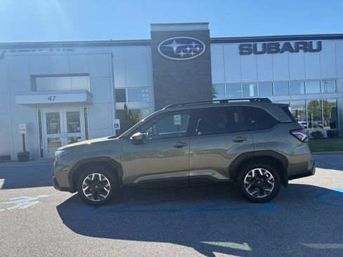 Used 2025 Subaru Forester Premium AWD/4WD image 2
