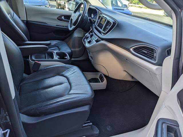 Used 2018 Chrysler Pacifica Touring-L FWD image 13