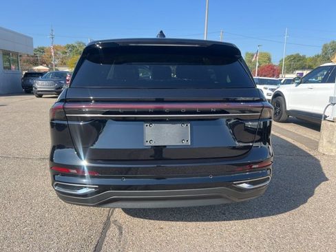 Used 2024 Lincoln Nautilus Premier image 4