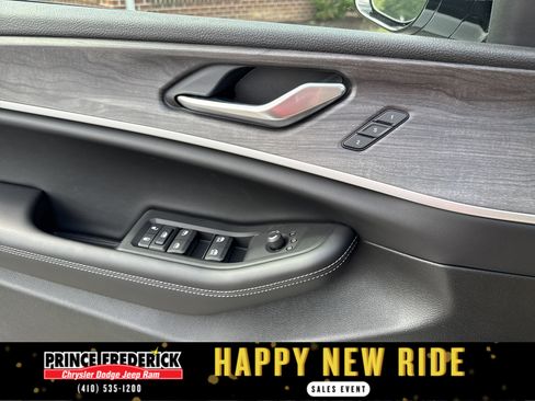 New 2025 Jeep Grand Cherokee L Limited w/ Black Appearance Package image 34