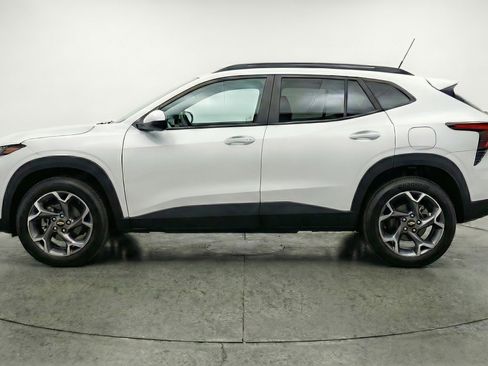 Used 2025 Chevrolet Trax LT w/ LT Convenience Package image 5