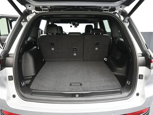 New 2025 Jeep Grand Cherokee Altitude image 17