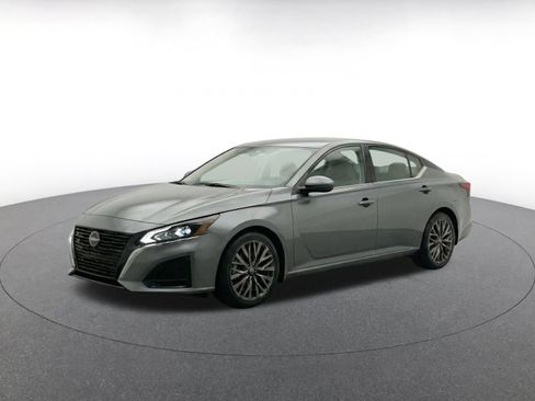 Used 2025 Nissan Altima 2.5 SV FWD image 3