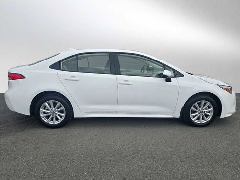 Used 2026 Toyota Corolla LE w/ LE Premium Package image 2