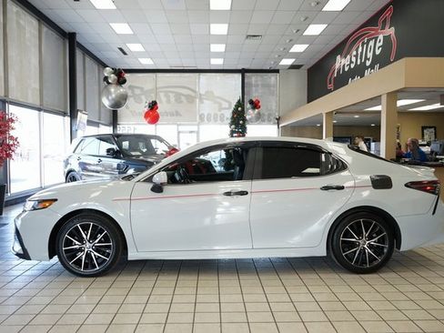 Used 2022 Toyota Camry SE image 4