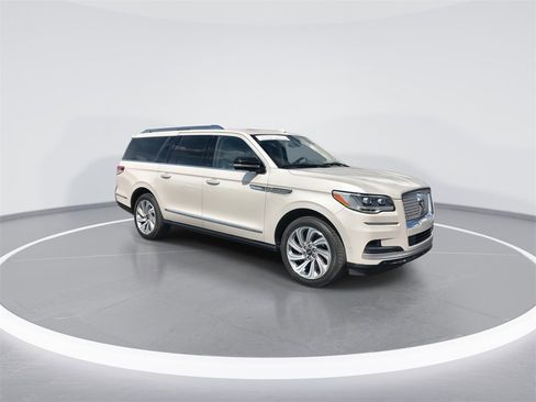Used 2024 Lincoln Navigator L Reserve image 2