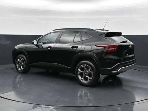 Used 2025 Chevrolet Trax LT w/ LT Convenience Package FWD image 7