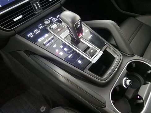 Used 2022 Porsche Cayenne Platinum Edition image 24