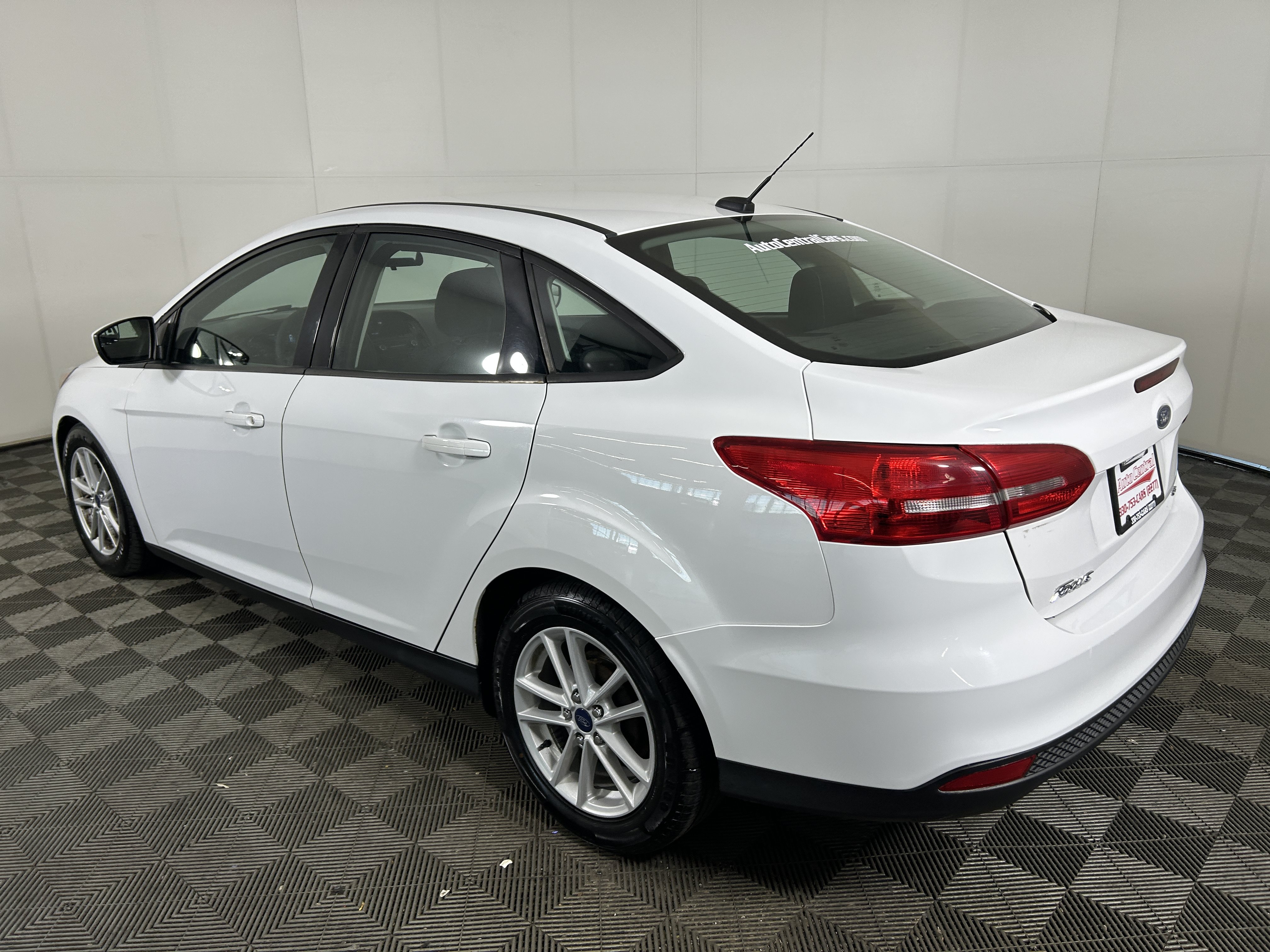 Used 2018 Ford Focus SE FWD image 3