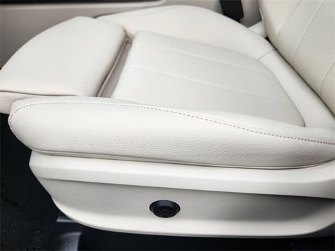 New 2026 Mercedes-Benz GLB 250 4MATIC image 9