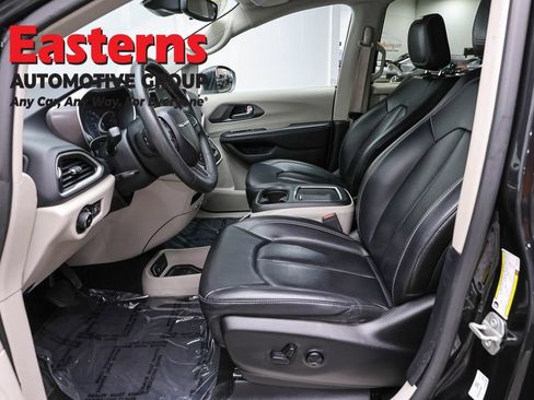 Used 2023 Chrysler Pacifica Touring-L FWD image 14