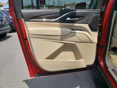 Used 2024 Cadillac Escalade ESV Premium Luxury AWD/4WD image 15