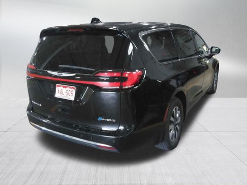 Used 2024 Chrysler Pacifica Limited FWD image 5