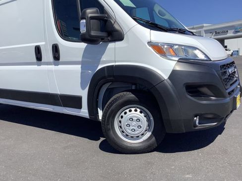 Used 2025 RAM ProMaster 2500 w/ Convenience Group FWD image 3