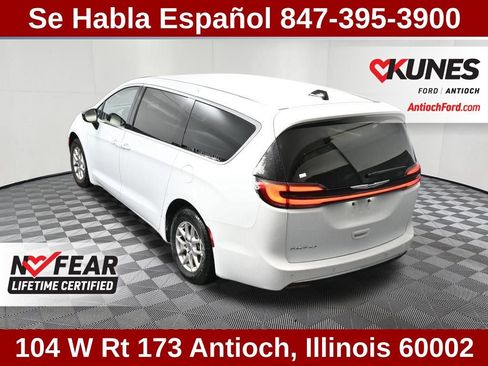 Used 2024 Chrysler Pacifica Touring-L image 21