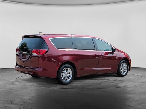 Used 2023 Chrysler Voyager LX FWD image 7