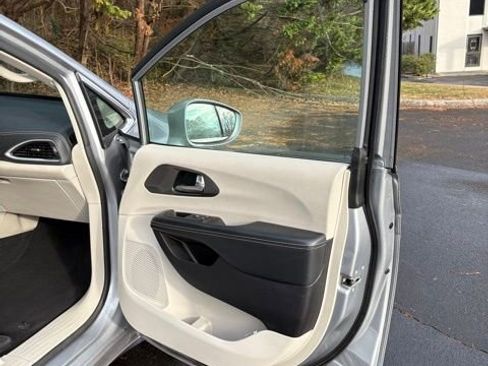 Used 2021 Chrysler Pacifica Touring-L image 18