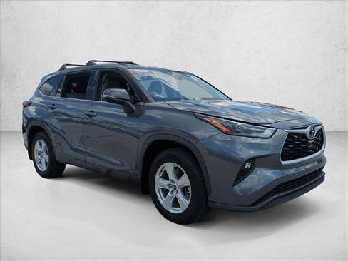 Used 2022 Toyota Highlander LE FWD image 3
