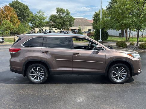 Used 2019 Toyota Highlander XLE AWD/4WD image 9