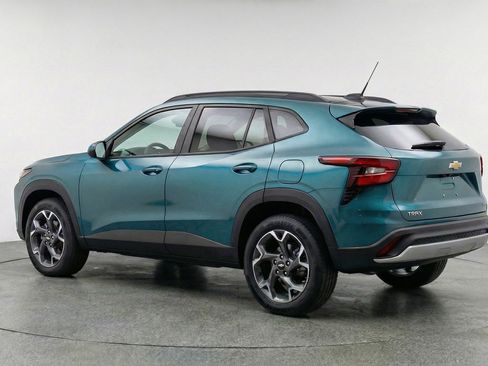 Used 2025 Chevrolet Trax LT w/ LT Convenience Package image 6