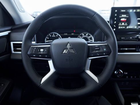 Used 2025 Mitsubishi Outlander SE FWD image 32
