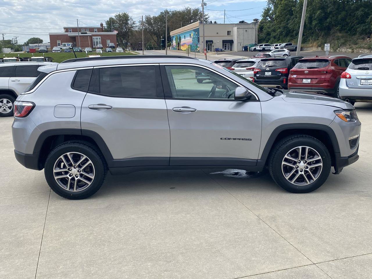 Used 2017 Jeep Compass Latitude w/ Popular Equipment Group AWD/4WD image 5