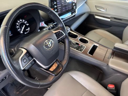 Certified 2024 Toyota Sienna XLE FWD image 11