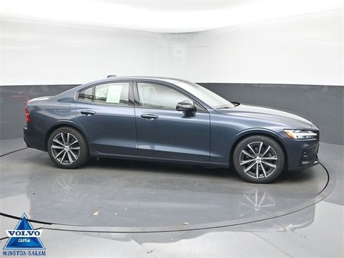 Used 2022 Volvo S60 B5 Momentum w/ Premium Package image 1