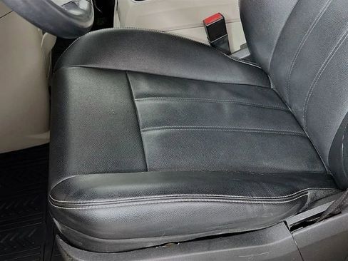 Used 2014 Chrysler Town & Country Touring image 19