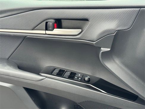 Used 2025 Toyota Camry SE w/ Convenience Package image 16