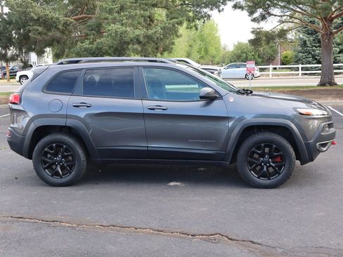 Used 2017 Jeep Cherokee Trailhawk w/ Comfort/Convenience Group AWD/4WD image 3
